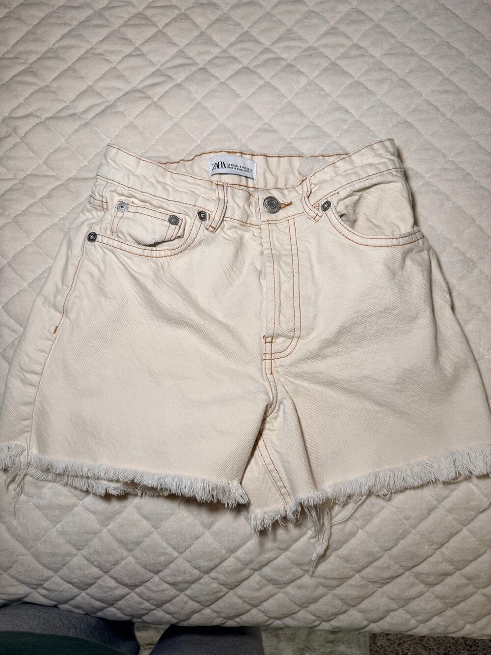 Zara Cream High Rise Denim Shorts Raw Hem Contrast Stitch Size 4